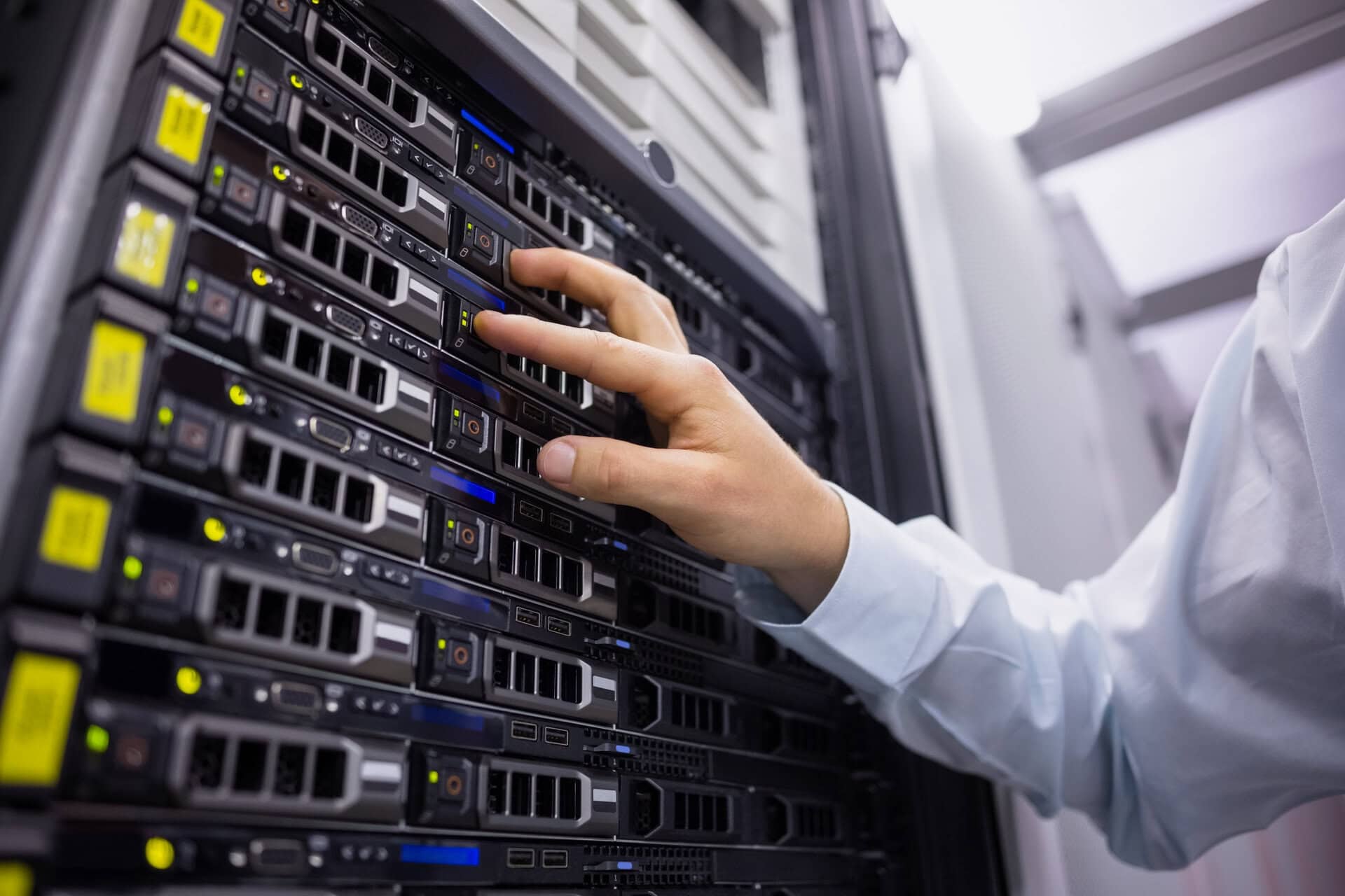69157 Servidores de TI en un centro de datos con enfoque en ciberseguridad, infraestructura IT/OT en España, cumplimiento RGPD, auditoría de ciberseguridad, NIS2.